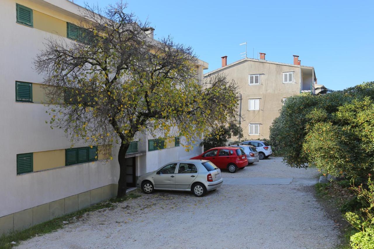 With A Parking Space - 18498
